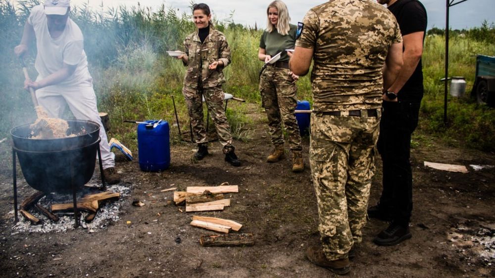 Ce mâncare reconfortantă primesc soldații ucraineni de pe linia frontului? / Modul inedit în care păstrează alimentele proaspete