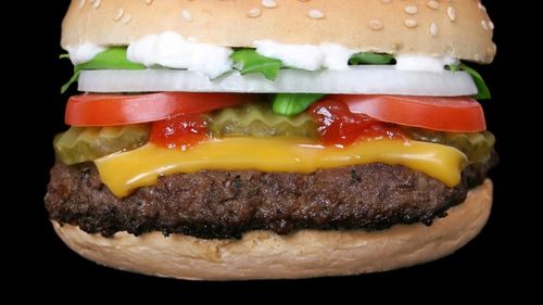 McDonald's a pierdut dreptul de marcă înregistrată în UE pentru sortimentele cu pui ale celebrului „Big Mac” / Demersul, inițiat de lanţului irlandez de restaurante Supermac