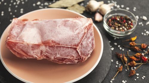 Ai lăsat carnea congelată pe blat? După cât timp trebuie să o arunci / Care sunt metodele sigure pentru a decongela carnea