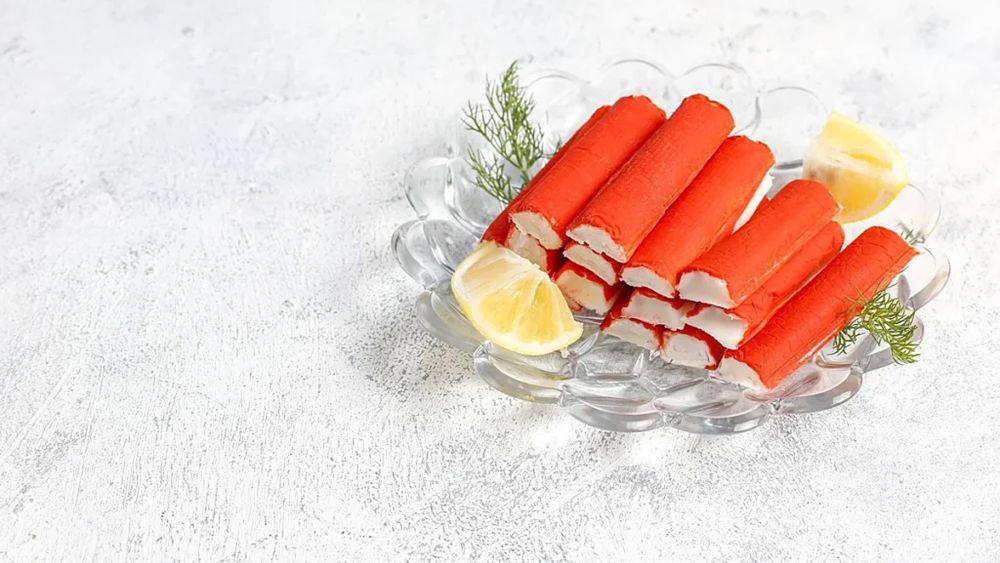 Ce este batonul de surimi pe care îl găsești la raionul de pește și fructe de mare din supermarket/ Adevărul din spatele „crabului” care nu este crab
