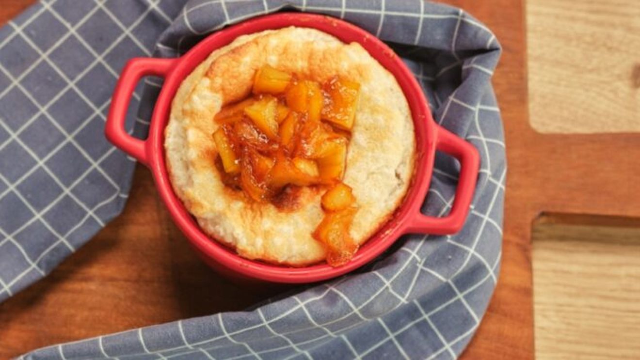 5 deserturi festive în care fructele sunt vedetele / Idei de rețete dulci și sănătoase pentru masa de Crăciun și Anul Nou