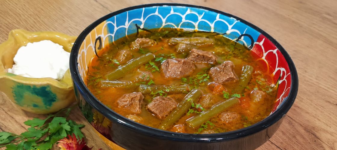 Zamă de iepure cu gârtiene și păstăi sau pe românește ciorbă din iepure, paste de casă și fasole verde proaspătă.  După o rețetă culeasă de Mircea Groza prin satele din Sălaj
