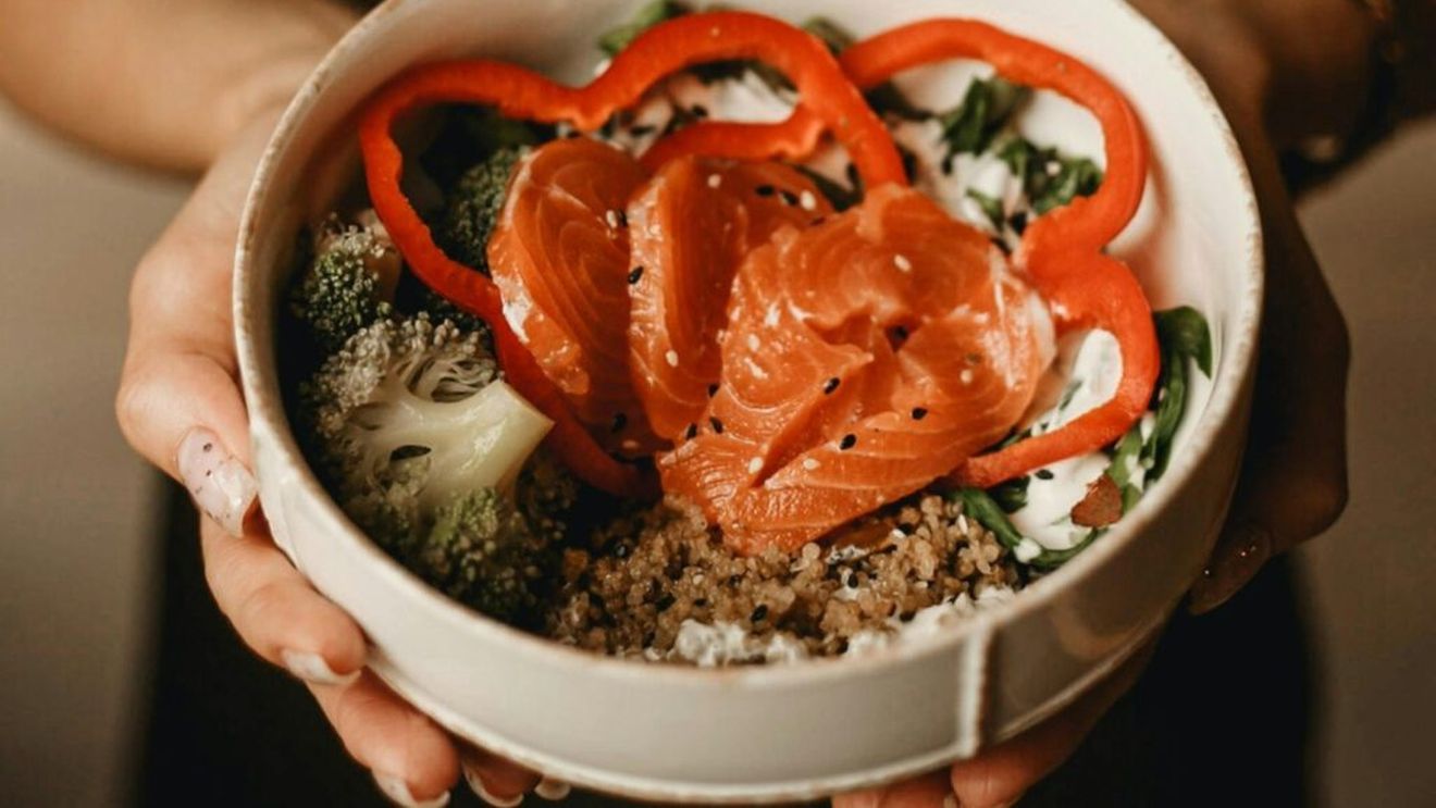 6 alimente care combat durerea cronică în mod natural, potrivit cercetătorilor / Somonul, uleiul de măsline extra virgin, laptele și ouăle, între recomandările specialiștilor