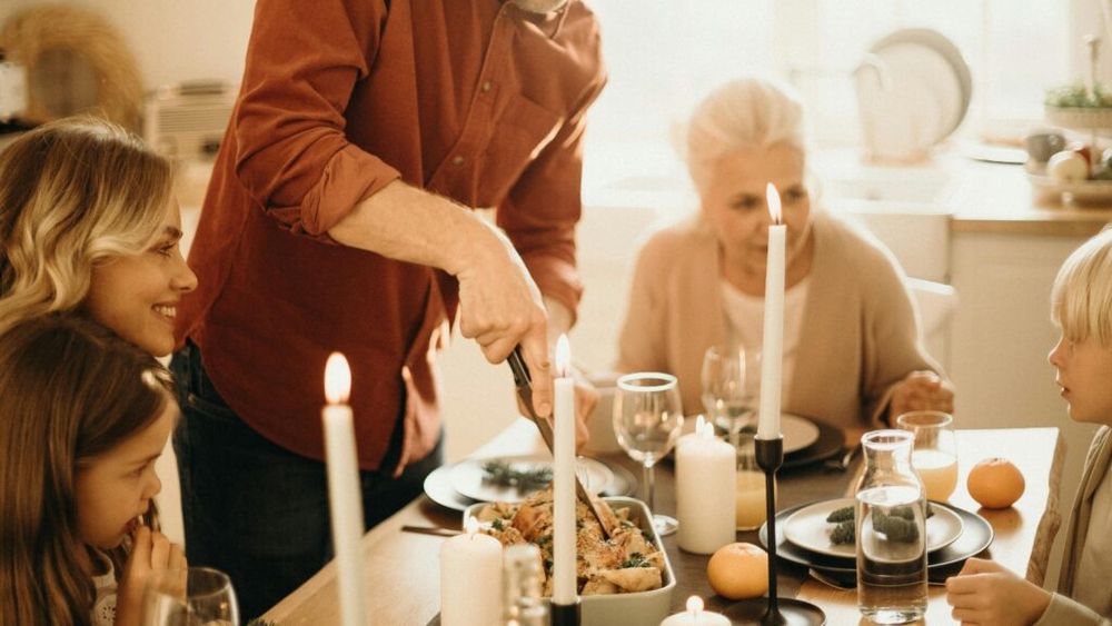 Românii alocă 800 de lei pentru masa și pregătirile de Paște și aleg producătorii locali, arată un sondaj