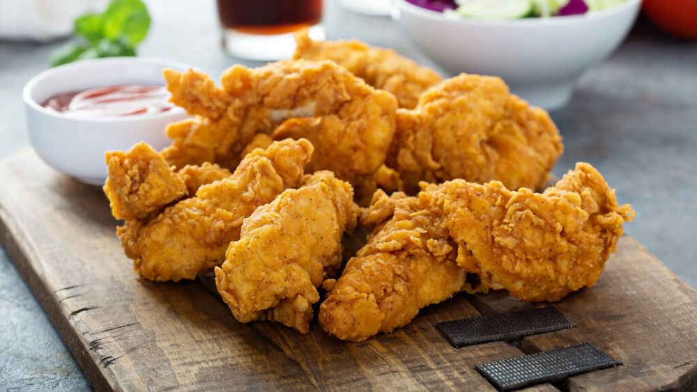 O rețetă simplă din bucătăria grecească: Pui pane marinat în lapte acru, fraged la interior și crocant la exterior