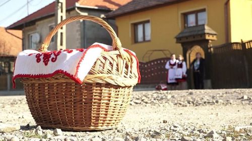 Ce mâncăruri obișnuiesc să pună pe masă membrii confesiunilor religioase/comunităților etnice din România care sărbătoresc astăzi Paștele