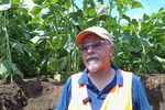 VIDEO | Cum recunoști un sol sănătos / Francezul Sebastien Record îi învață pe fermieri cum să pună diagnostic pământului: „Sănătatea solului este fundamentul agriculturii performante”