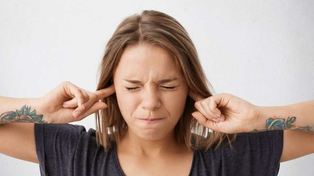 Simți uneori ca un bâzâit în ureche? Iată o listă de alimente care pot ajuta pe cine suferă de acufene