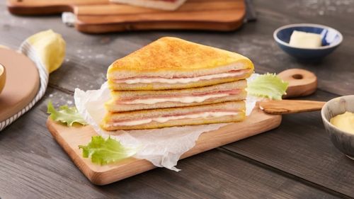 Idei de mic dejun rapid. Sandvișul Montecristo, cu brânză și șuncă, dar trecut prin ou și apoi prin unt în tigaie, precum frigănelele. Americanii pun în el resturi de la curcanul de Thanksgiving