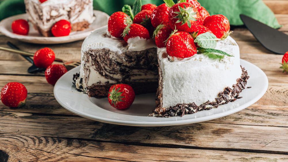 5 rețete de tort de înghețată pe care le poți pregăti rapid pentru petrecerile de vară / Pot fi adaptate ușor în funcție de preferințe și de ingredientele disponibile