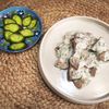 Salată cu cartofi noi crocantă și cu sos răcoritor de iaurt/ Gustul tradițional al cartofilor bunicii combinat cu un fel de tzatziki mediteraneean/ Ce alte salate cu cartofi poți face în acest sezon