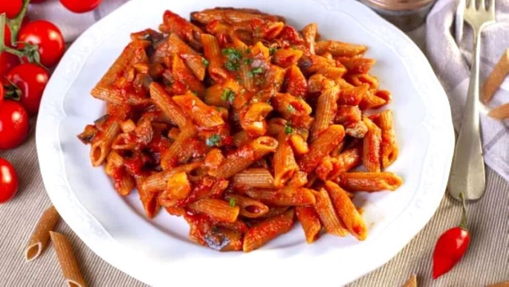 Pastele de vineri seară. Penne cu sos de vinete, roșii și ardei iute. Rețetă rapidă vegană, cu miez de nucă prăjit în loc de brânzeturi, ca topping