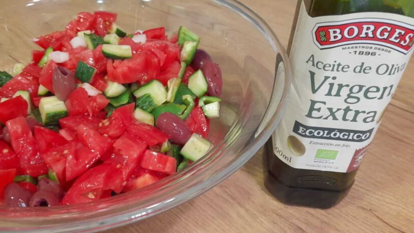 Rețetele Juanitei. Salata grecească, un mix de legume și feta cu gust de vacanță