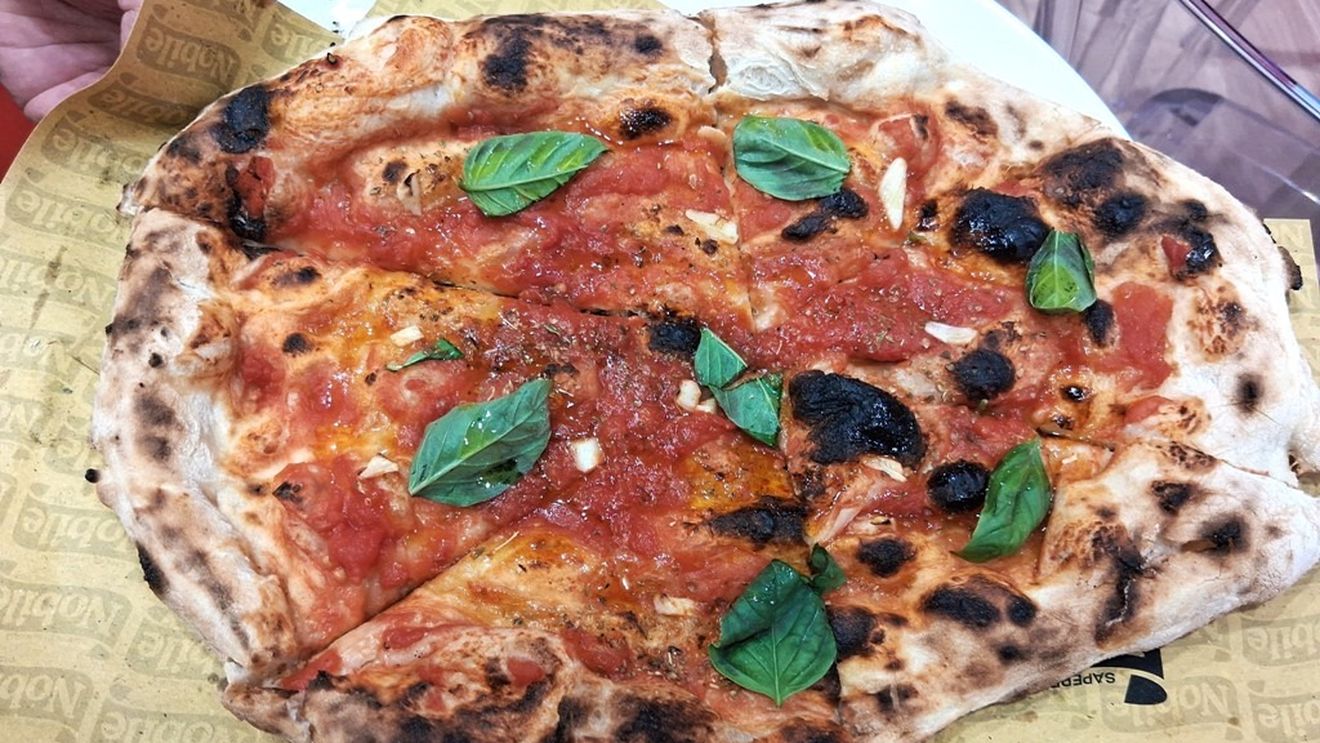 VIDEO | Cum se face pizza marinara în locul ei de origine, la Napoli, și cu ce se deosebește de celelalte. Atunci când e de calitate, aluatul se întinde manual, din câteva mișcări