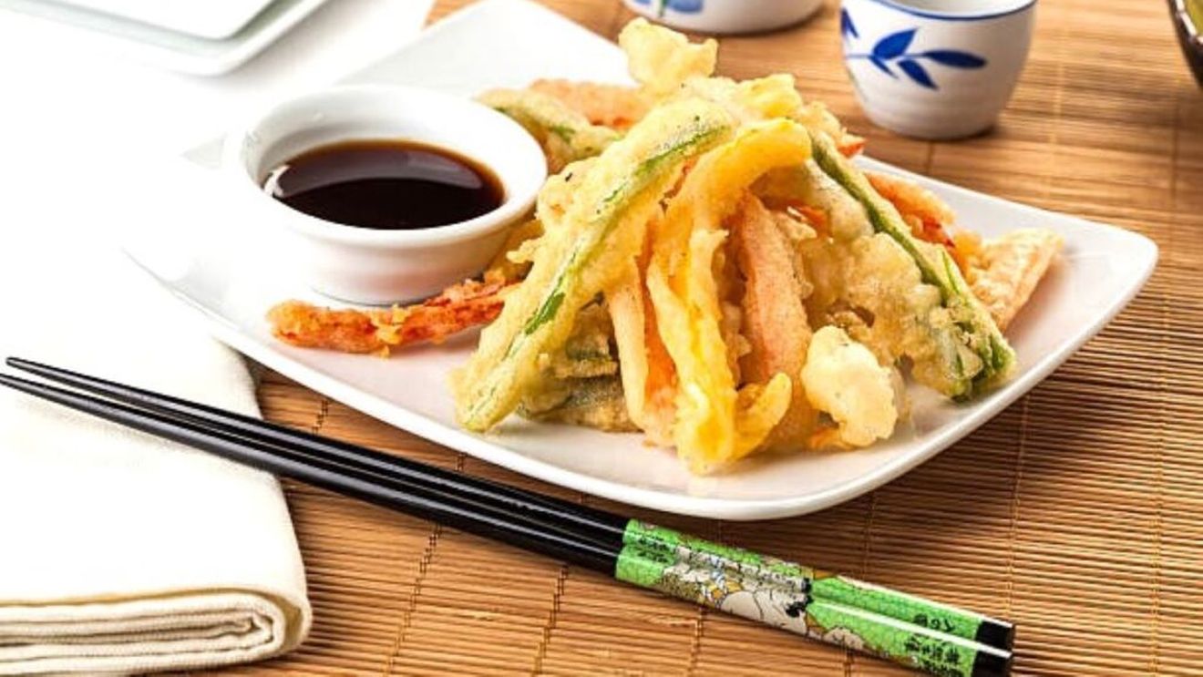ABC în bucătărie. Cea mai sănătoasă tehnică de prăjire. Tempura japoneză presupune trecerea alimentelor printr-un amestec de făină de orez și apă rece