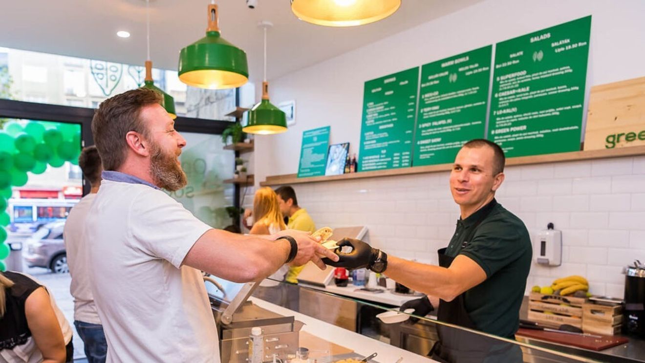 De la Crowne Plaza Dublin, la afacere proprie în HoReCa acasă, la Târgu Mureș. Iulian Suciu, fondator Green Kitchen, despre antreprenoriat în România: “Pe când scoteam capul la suprafață, îl băgam înapoi: iar au crescut prețurile, iar s-au mărit impozitele, s-a majorat TVA-ul”