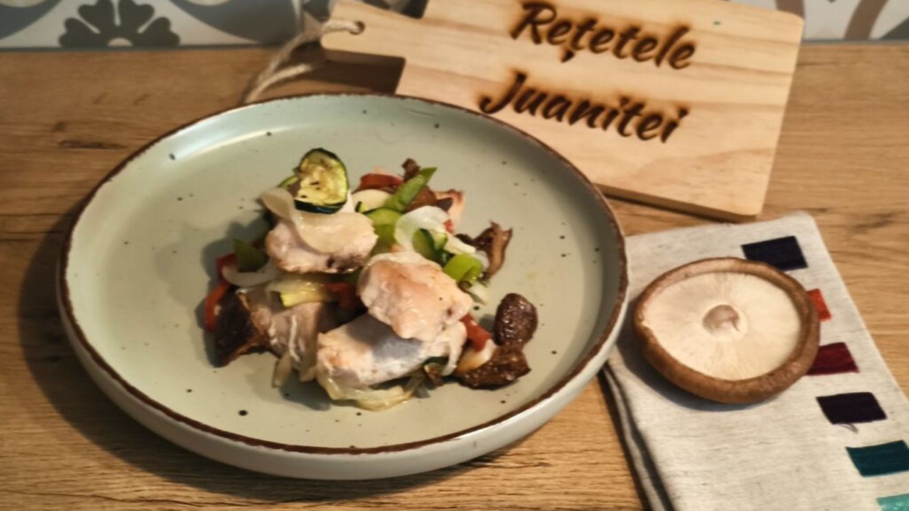 FOTO | Rețetele Juanitei | Curcan cu legume, totul gătit în același timp, la friteuză/ Un preparat sănătos și plin de savoare, pentru care nu e nevoie să aprinzi aragazul