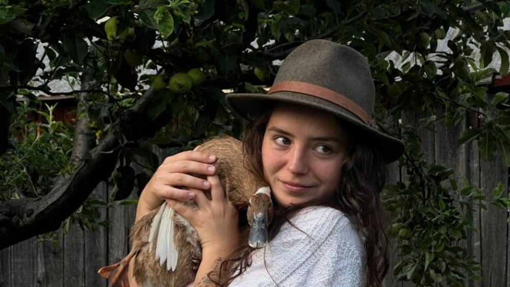 Fermier cu valoare adăugată: Designerul de Permacultură Ruxandra Brad a instalat cisterne pentru a colecta apa de pe acoperișuri și un sistem de irigare prin picurare / Tehnicile precum mulcirea și compostarea ajută la menținerea sănătății solului / Ce este permacultura și care sunt avantajele ei?