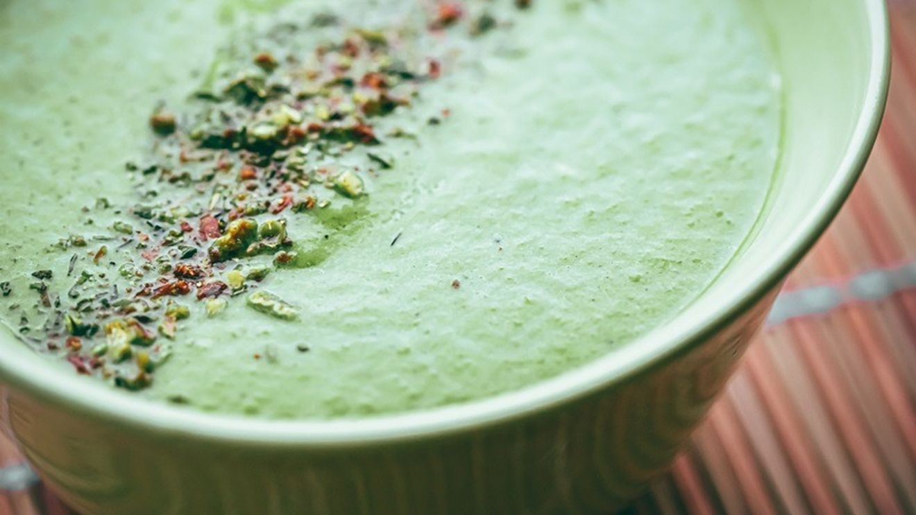 Supă cremă de mazăre de sezon cu avocado și lămâie. Poate fi un prim fel sau un fel unic, dacă îi adăugăm câteva cuburi de carne sau un ou