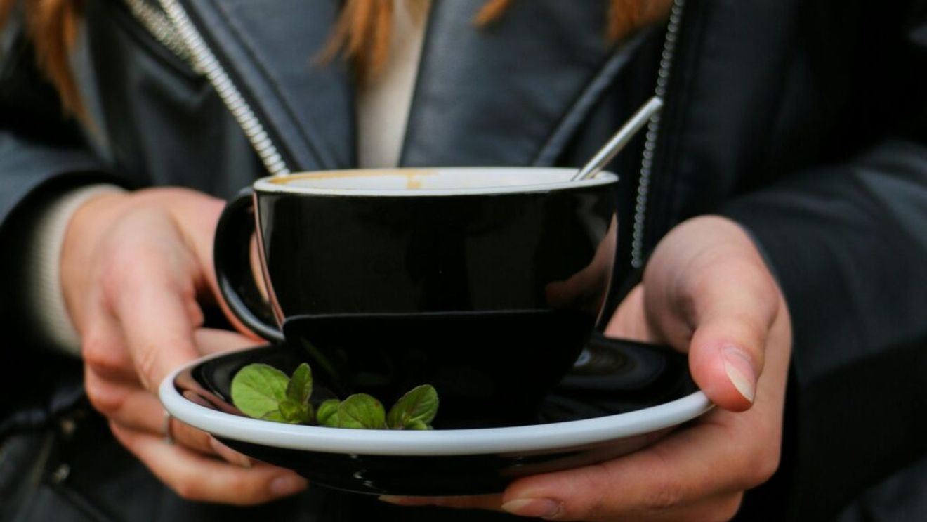 Nouă băuturi care te pot ajuta să elimini retenția de apă, contribuind la pierderea câtorva kilograme de apă în interval de 1-2 zile