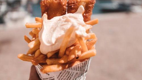 Cum prepari „fish and chips”. Secretul care face preparatul britanic o alegere atât de populară