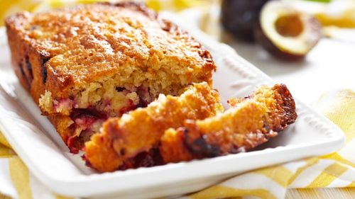 Desertul toamnei: Chec cu prune, gata în mai puțin de o oră / O rețetă economică, gustoasă și perfectă pentru a profita de fructele de sezon