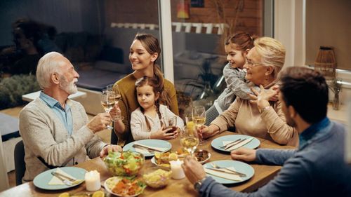 Restaurante din Sardinia le cer familiilor să lase telefoanele deoparte / Părinții și copiii primesc jocuri pentru a vorbi la masă