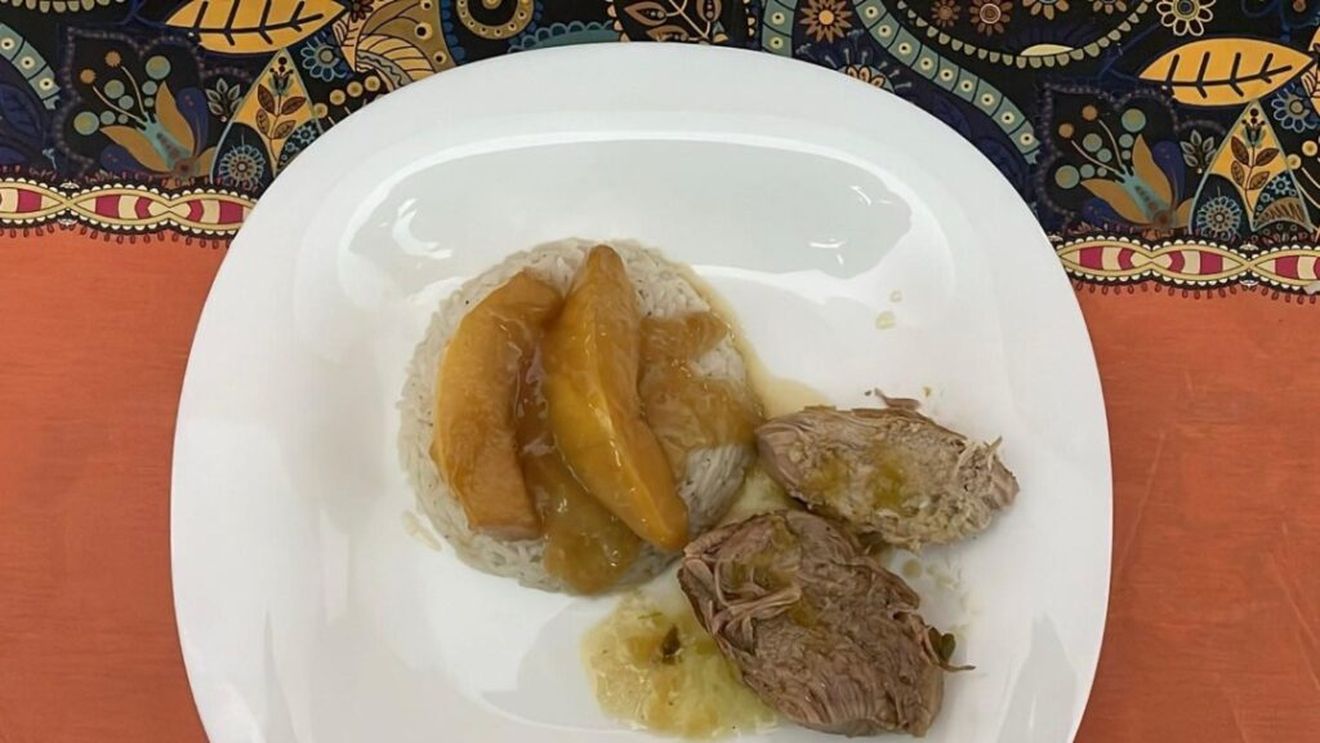 Rețetele bunicii | Porc înăbușit la capac cu gutui caramelizate