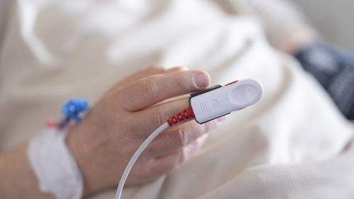 Un bărbat din Prahova a fost internat la spital cu botulism după ce a consumat conserve de pește