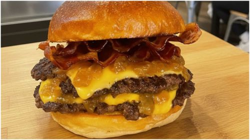 Cum faci un smash burger/ Totul despre  acest preparat tot mai răspândit în restaurante/ Trucuri pentru ca să-ți iasă perfect când îl prepari acasă 