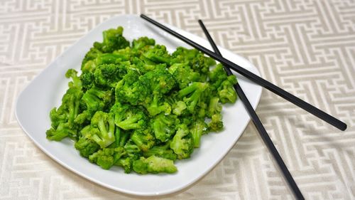 Idee de prânz de post sau garnitură pentru friptura de Crăciun. Broccoli cu sos de usturoi și ardei iute, la microunde