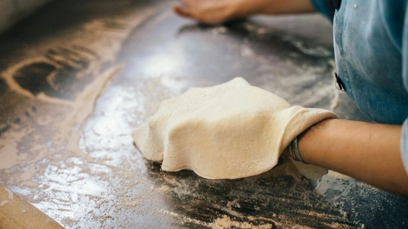 Persoane care lucrau la negru în domeniul alimentației publice, descoperite în București / Amenzi mari date de ITM