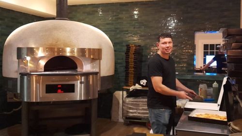 Cum ajunge pizza în farfuria clientului/ Am stat lângă pizzaiolo în timp ce prepara o hawaiană