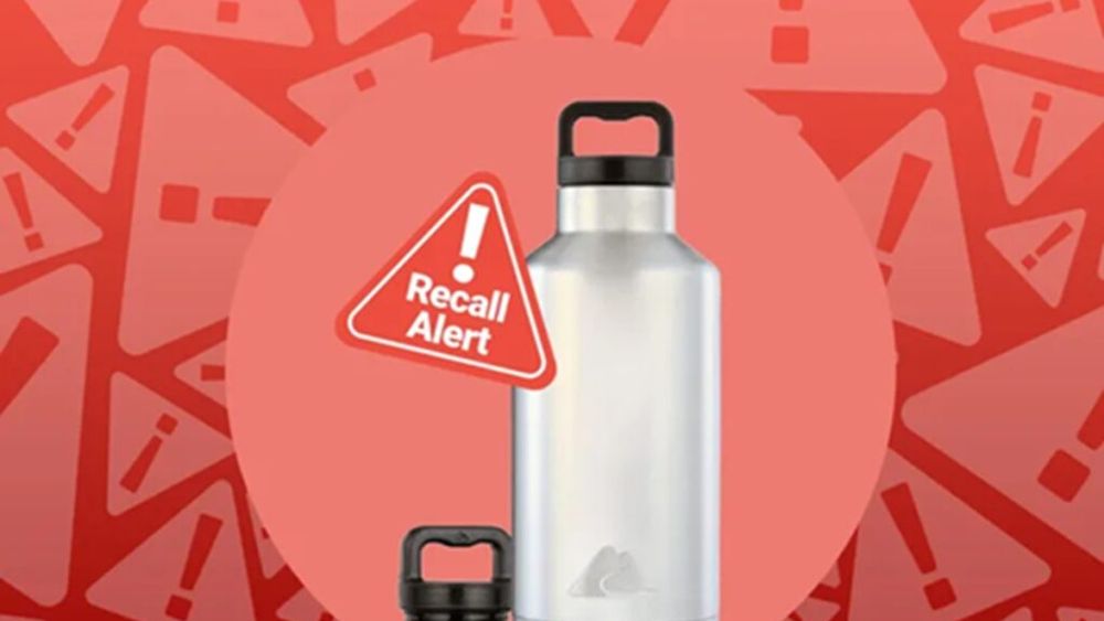 Sticlele reutilizabile, risc ascuns dacă nu sunt curățate corect. Capacul și paiul, principalele zone de contaminare