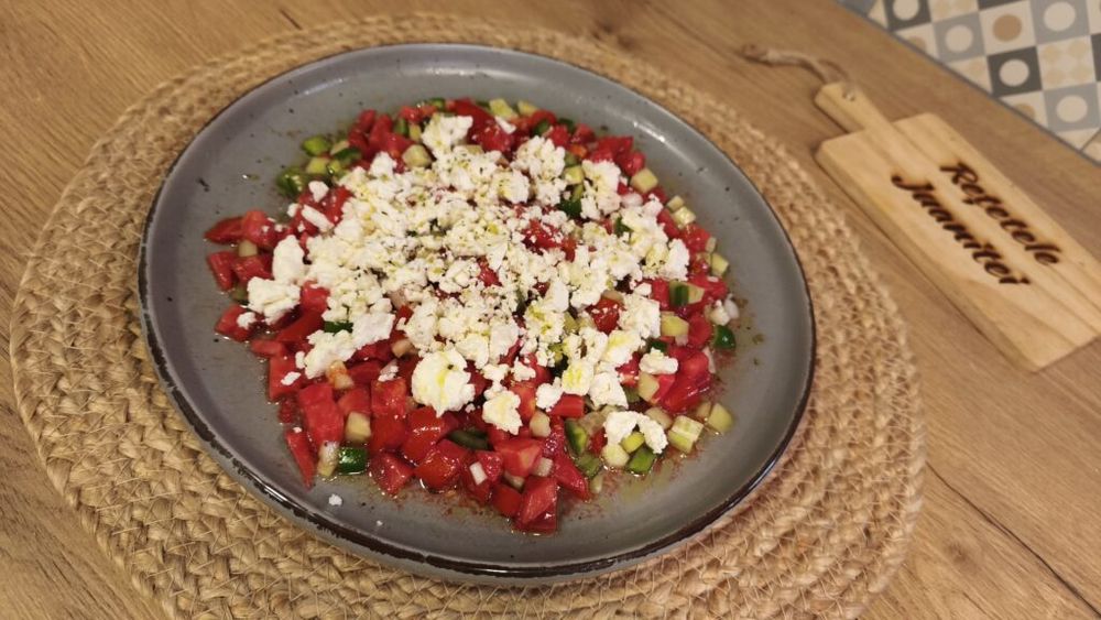 VIDEO FOTO | Salata virală care se prepară direct pe platou/ Pregătește vinegreta întâi, apoi pune deasupra ingredientele pentru o salată grecească autentică