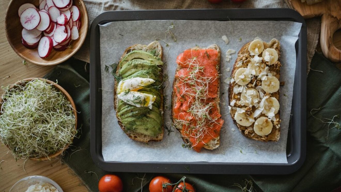 Vrei să te simți mai puțin stresat? Mănâncă ouă și avocado și încearcă să consumi mai puțină cofeină / Un nutriționist în spune ce alimente pot crește producția de cortizol, hormonul responsabil de stres