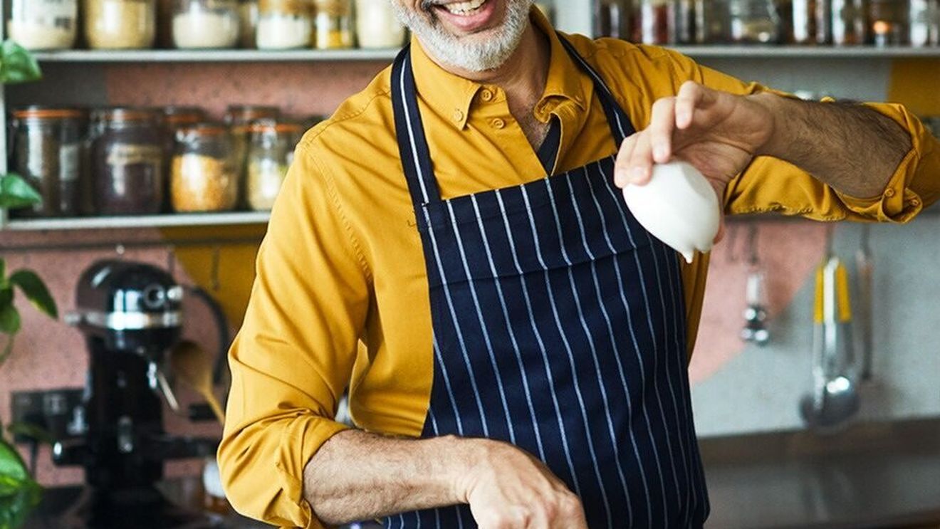 „Mâncarea este un limbaj pe care toată lumea îl înțelege”: cunoscutul chef și autor Yotam Ottolenghi povestește de ce a ales cariera gastronomică în locul filosofiei