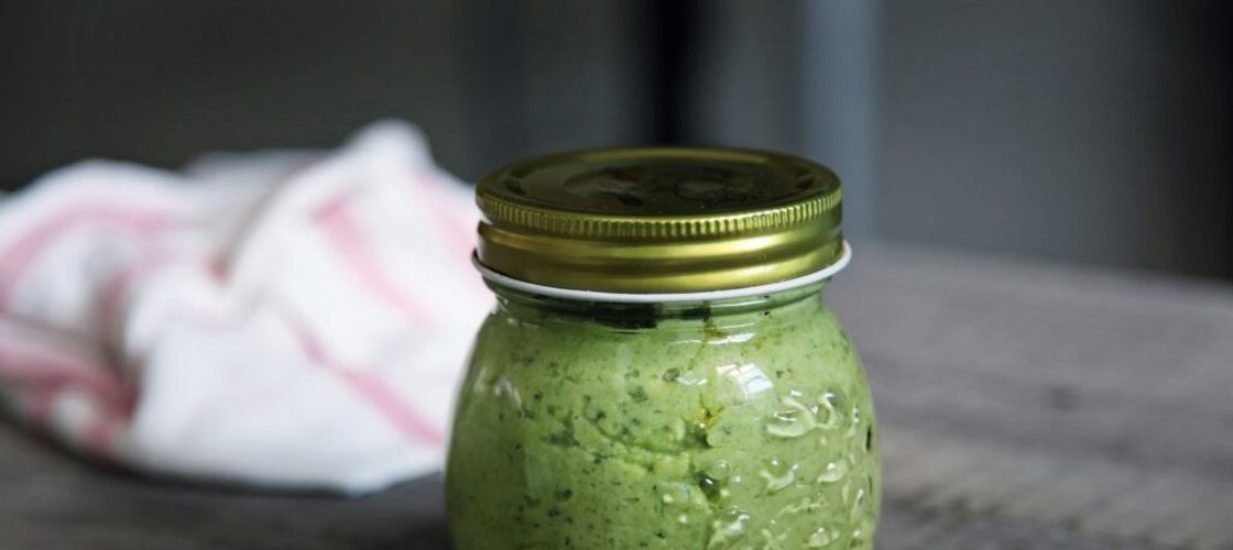 ABC în bucătărie | Pesto de busuioc pentru iarnă: cum îl păstrezi verde mai mult timp și de ce nu e recomandat să îl ții în cămară