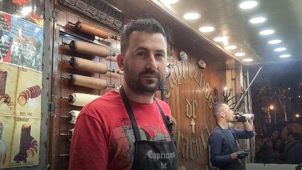 VIDEO | Student în Reșița, grataragiu în Barcelona. Dacă trăiești în Catalonia și ți-e poftă de mici suculenți ca în Obor, cu muștar și scobitoare, mâncați la „botul calului”, e musai să-l cunoști pe Mădălin, omul cu foodtruck-ul „Transilvania”