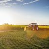 Un fermier a transformat un tractor vintage vechi de 50 de ani într-un vehicul electric alimentat cu energie solară