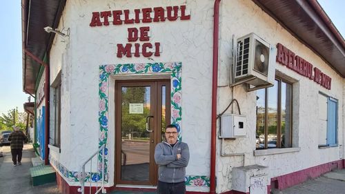 Un inginer specializat în construcţia de maşini prepară şi vinde mici, de peste un milion de euro pe an, după reţete tradiţionale. A aprovizionat inclusiv celebrul „La Cocoșatu’”