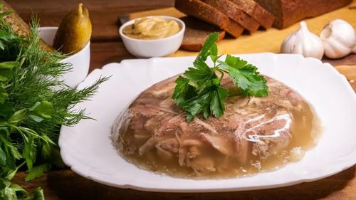 Mitul consumului de peşte în Noaptea de Anul Nou, spulberat de locuitorii din Sânpetru de Câmpie: „Trebuie să pregătești răcituri, din capul şi copitele porcului, iar apoi din carnea rămasă să faci un caş de porc”