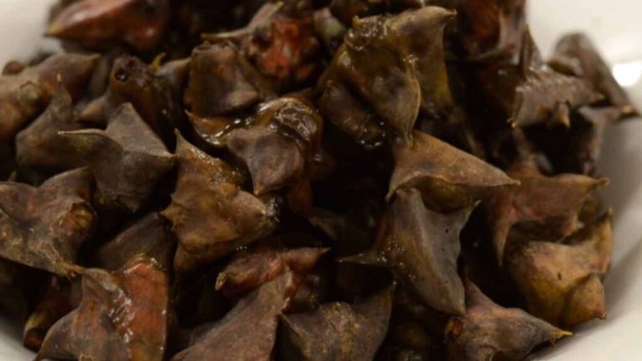 Un nutriționist dezvăluie beneficiile consumului de nuci de apă în timpul sarcinii / Bogate în antioxidanți, potasiu și fibre, aceste fructe de apă reglează tensiunea arterial, ajută digestia și ameliorează grețurile matinale