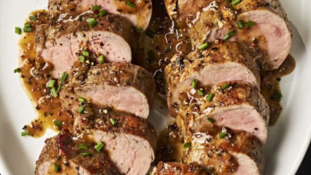 Mușchi de porc rumenit cu cimbru și muștar Dijon, servit cu sos de cidru din mere / Un preparat ce poate fi servit în egală măsură la o masă festivă sau o cină în familie