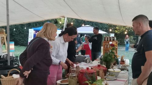 VIDEO FOTO | Festivalul La Pas aduce la Timișoara producători locali, mâncare din Banat și discuții despre viitorul hranei
