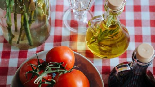 Oțetul este chiar atât de sănătos pentru organism? / Dieteticienii spun că toate tipurile de oțet sunt făcute din carbohidrați și conțin aceeași cantitate de acid acetic și pot contribui la reducerea colesterolului, tensiunii și glicemiei și susțin slăbirea/ Secretul este să iei doar două linguri pe zi, diluat în apă