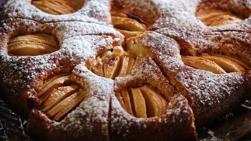 Ceva dulce de duminică/ Tartă de mere cu aluat simplu, cu puțin unt și zahăr dar cu aromă de toamnă. Merge și de luat luni la birou