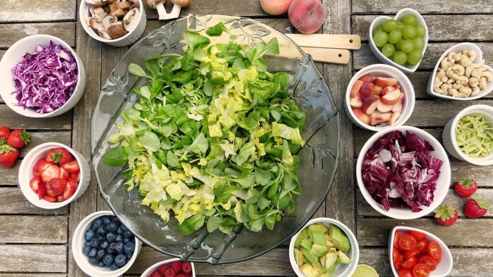 STUDIU: Oamenii care trăiesc în orașe își pierd treptat capacitatea de a digera fructele și legumele