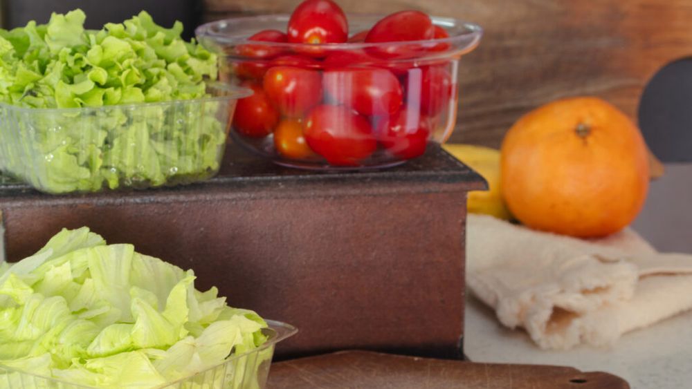 4 fructe și legume pe care specialiștii recomandă să nu le cumperi gata tăiate / Riscurile ascunse ale produselor preambalate