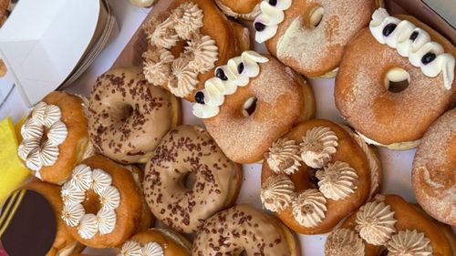 Un lanț de gogoșerii din România plănuiește să se extindă în afara țării, în Republica Moldova și în Ungaria / Lanțul este deja prezent în orașe precum București, Brașov, Sfântul Gheorghe și Craiova